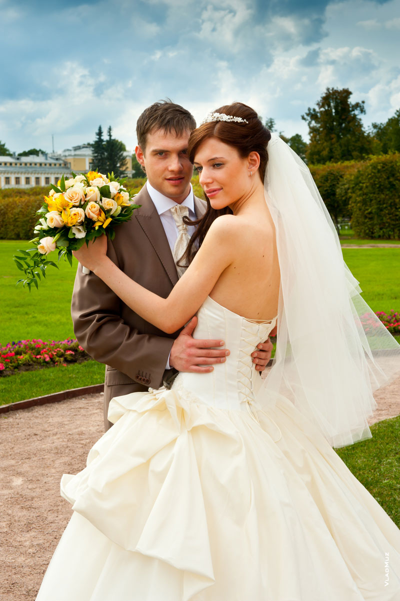 Фотопортрет жениха и невесты крупным планом в Архангельском, в Москве во время свадебной прогулки