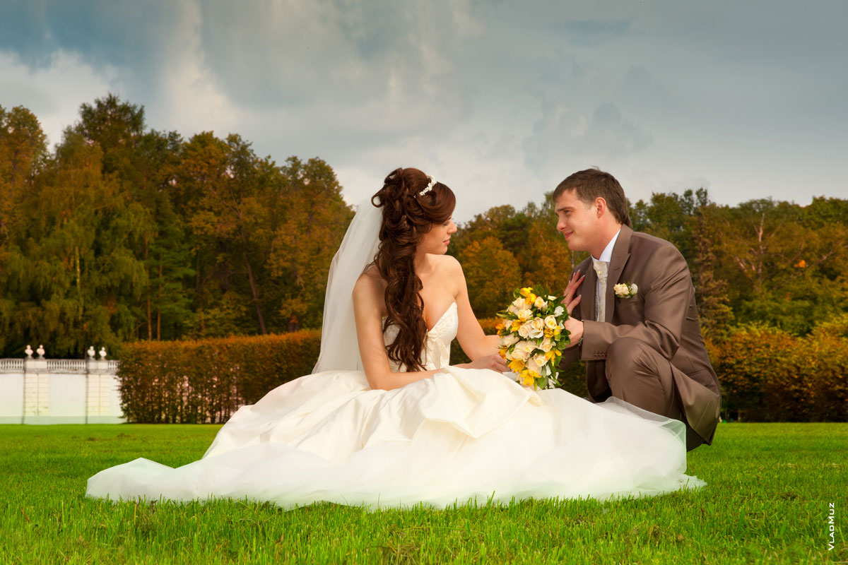Романтическое свадебное фото на лужайке Большого партера в Архангельском в Московской области