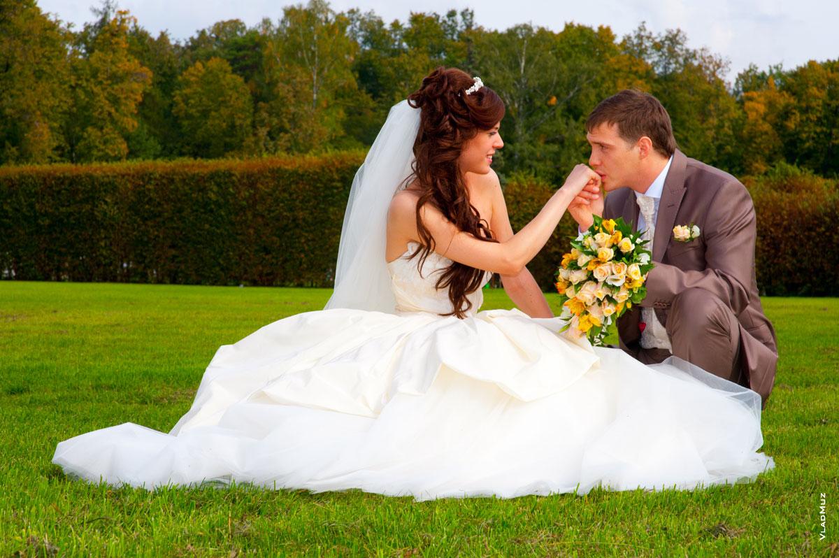 Жених целует невесте руки на лужайке Большого партера усадьбы Архангельское в Московской области