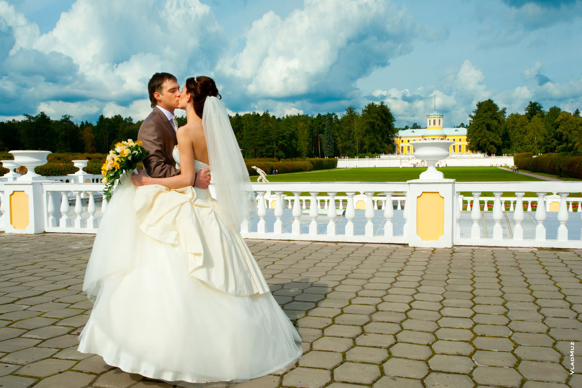 Свадебный поцелуй на смотровой площадке с видом на дворец и Большой партер в Архангельском в Московской области