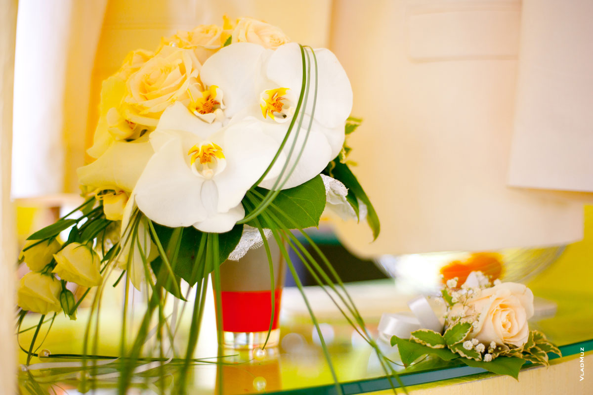 Свадебный фото натюрморт: букет невесты и бутоньерка жениха крупным планом