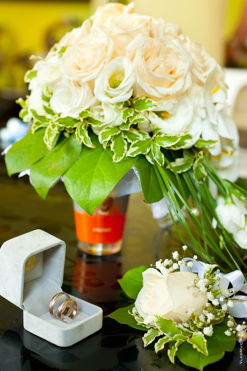 Свадебный фото натюрморт с кольцами и цветами