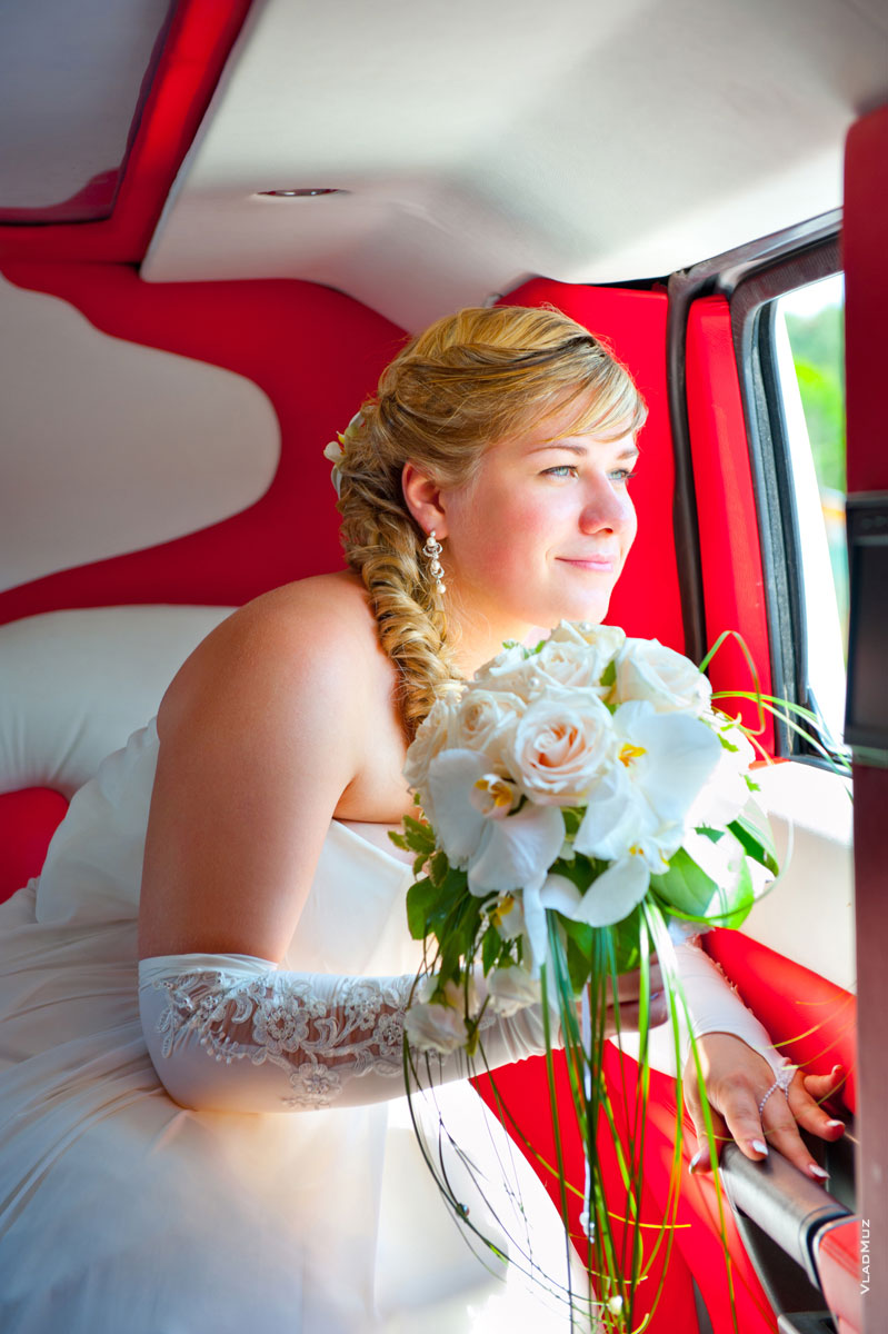 Красивое фото невесты в лимузине с букетом