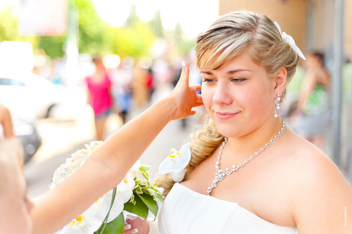Фотопортрет невесты возле королевского ЗАГСа