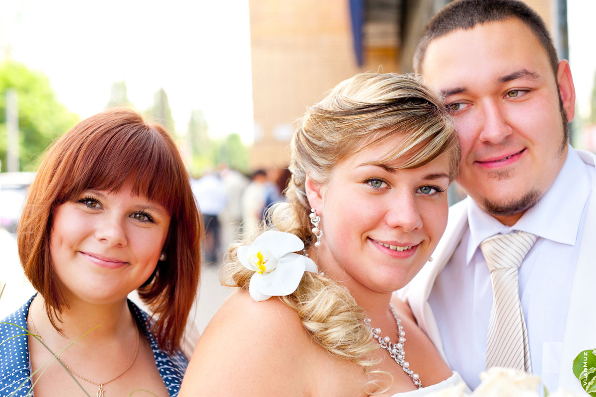 Тройной свадебный фотопортрет: жених с невестой и подружка