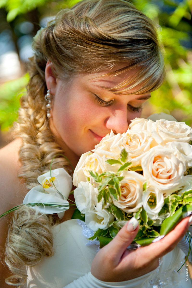 Трогательное фото невесты с букетом из белых роз