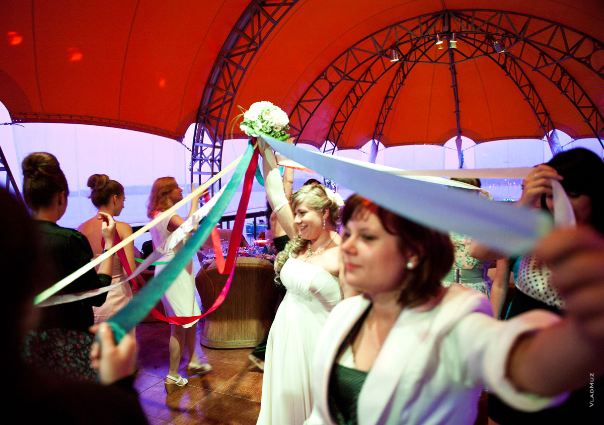Фото из галереи «Летняя свадьба в Королеве»: девушки водят хоровод вокруг невесты, чтобы получить букет