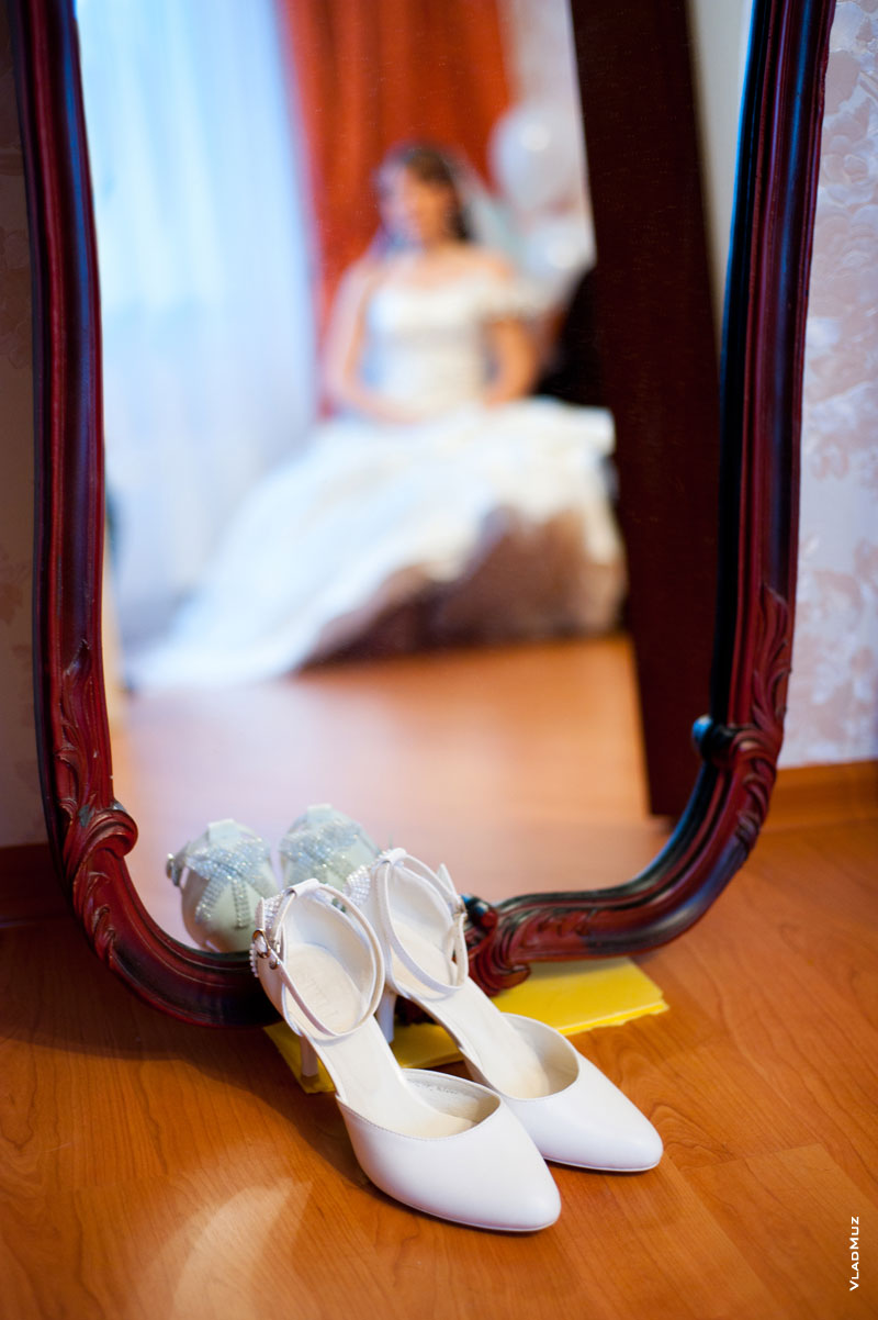 Фото свадебных туфель невесты и ее отражения в зеркале