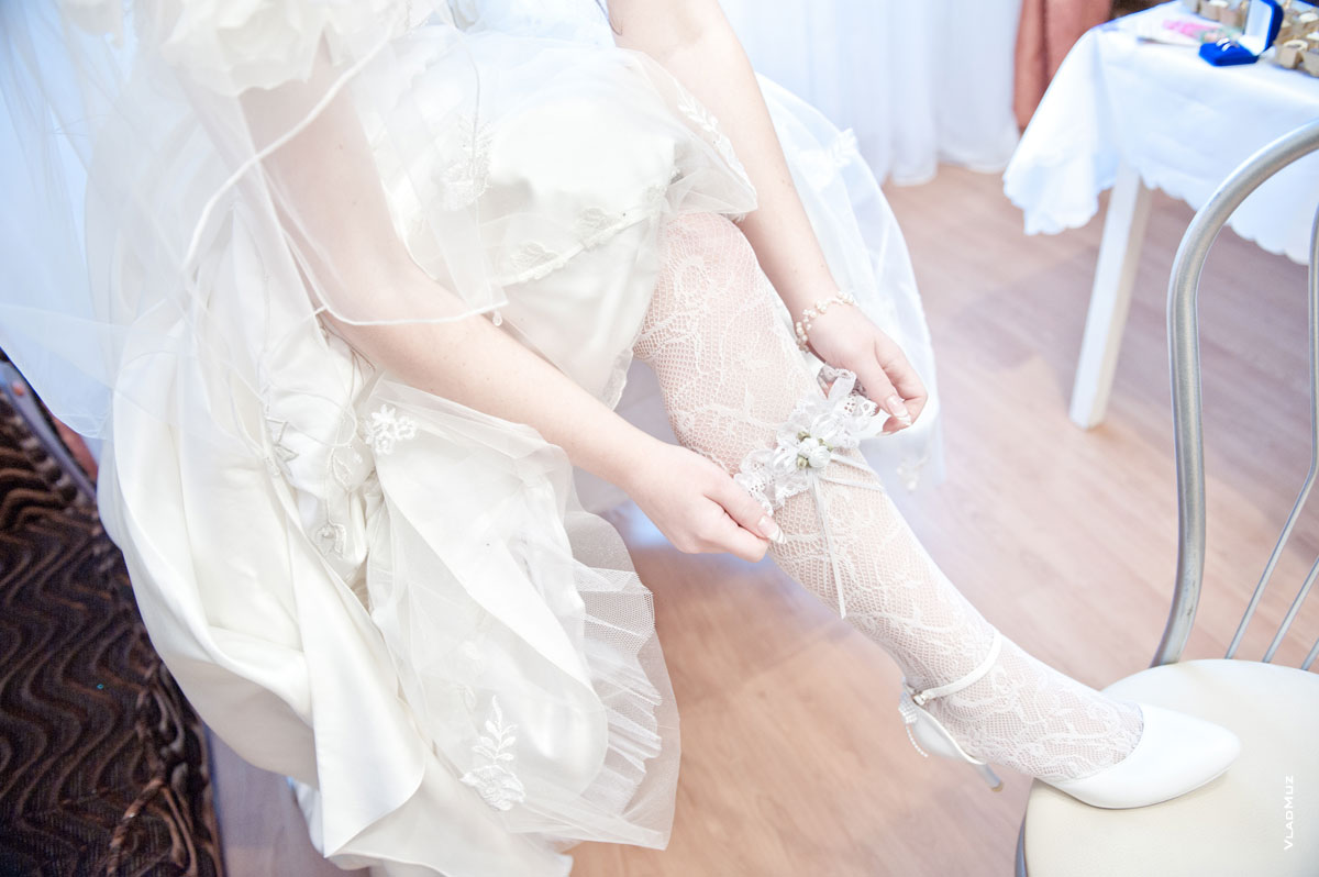 Фото свадебной подвязки на белых чулках невесты