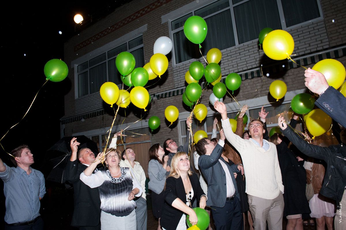 Фото гостей на улице с воздушными шарами в финале свадебного вечера