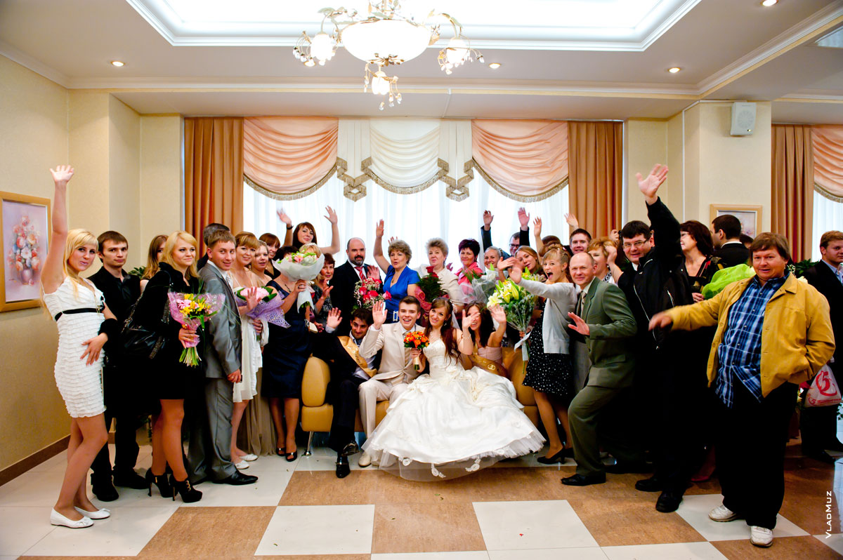 Групповая свадебная фотография в Измайловском ЗАГСе Москвы