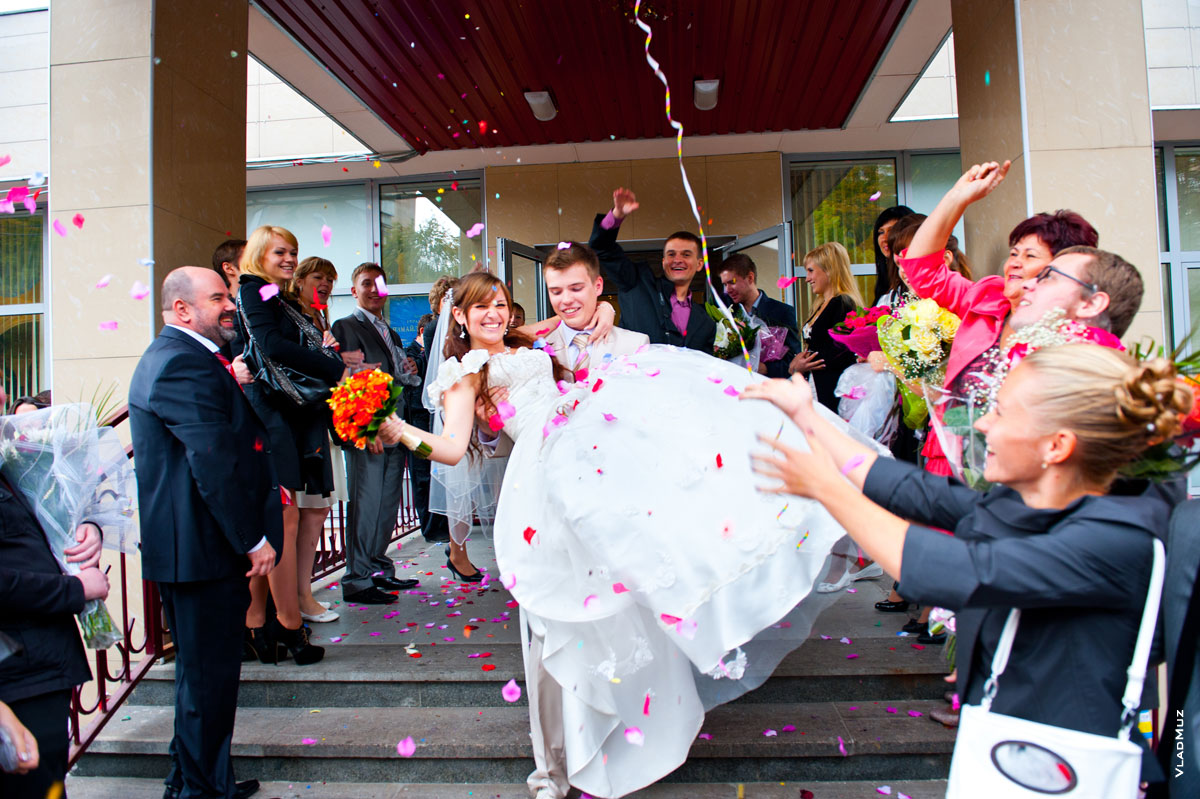 Фото торжественного выноса невесты из Измайловского ЗАГСа Москвы