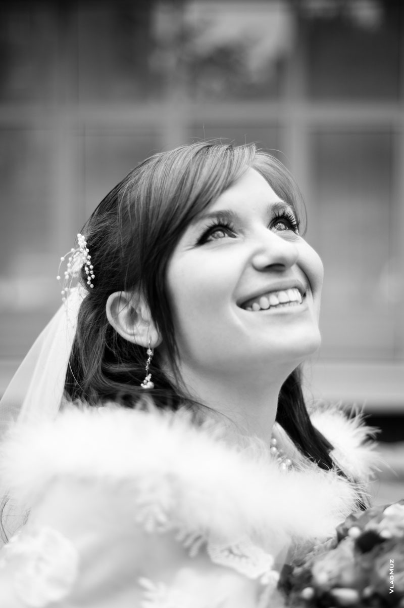 Черно-белая фотография красивой и счастливой невесты
