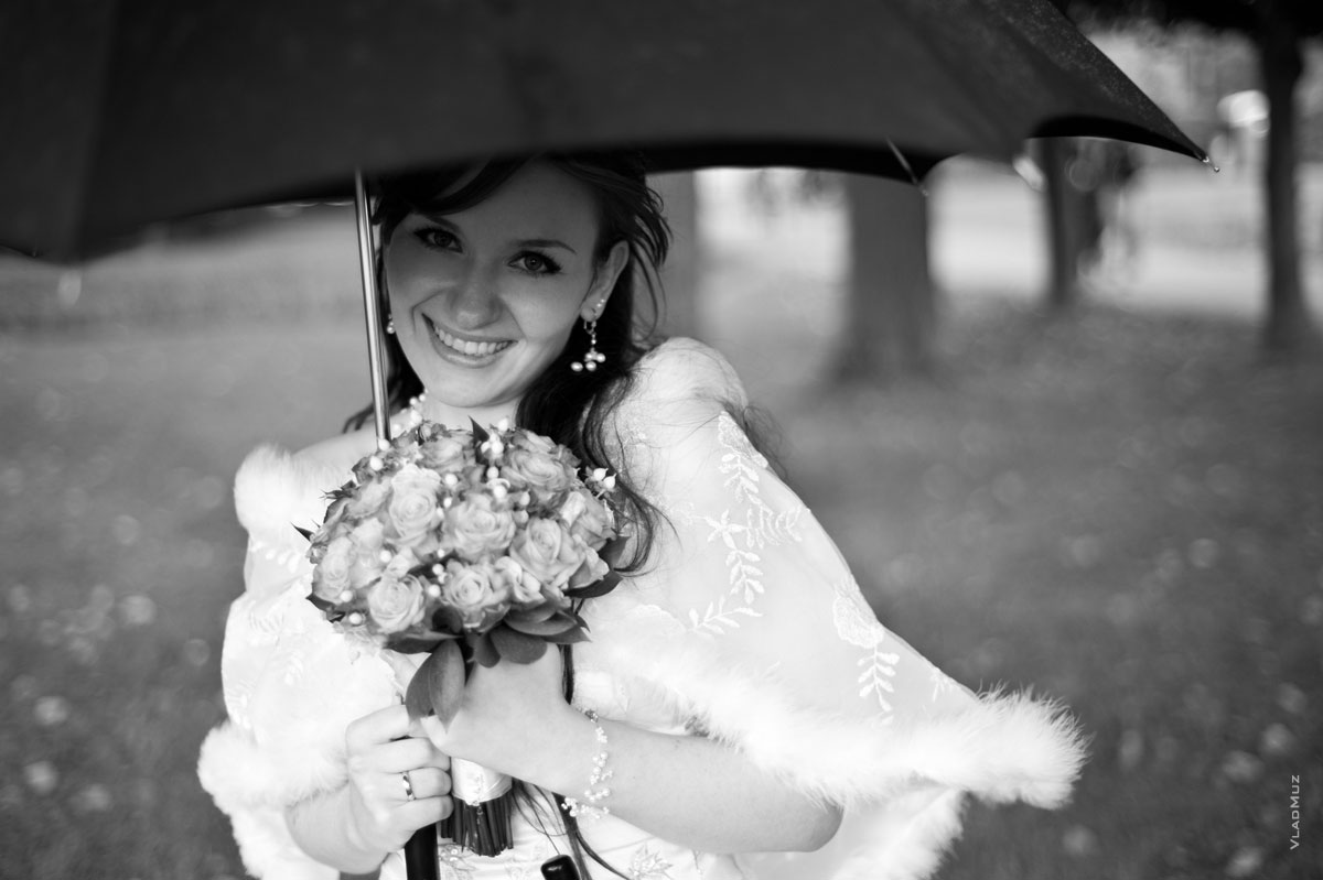 Фотопортрет невесты с букетом под зонтом