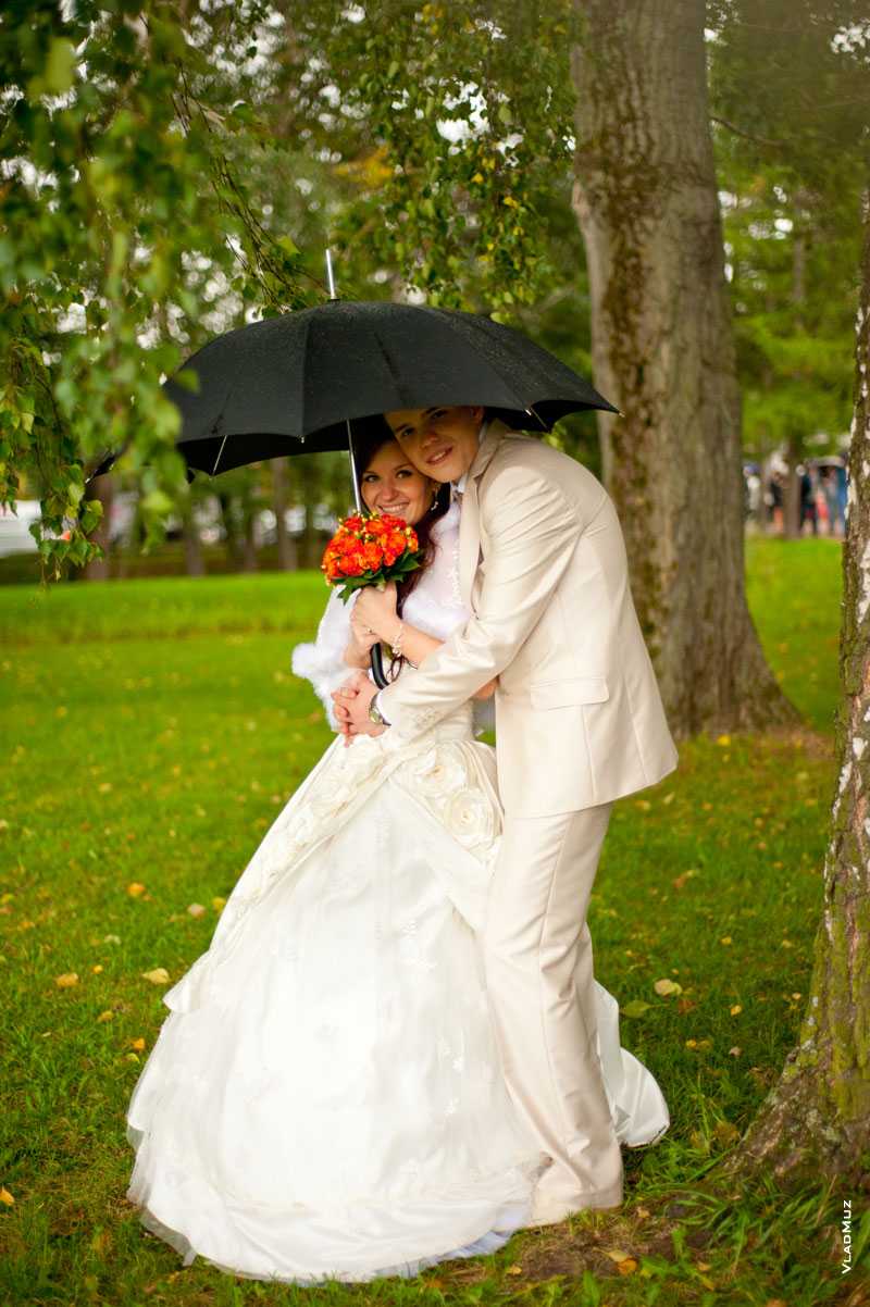 Фотография жениха и невесты под зонтом в полный рост