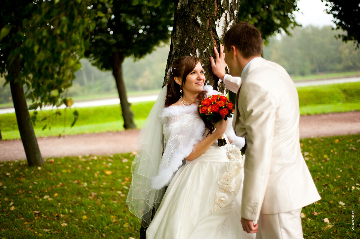 Романтический разговор у дерева во время свадебной прогулки в усадьбе Кусково