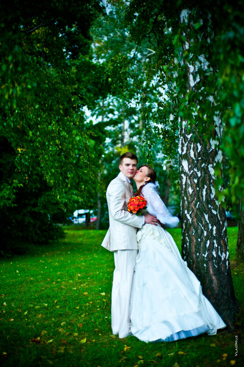 Свадебный этюд с женихом и невестой в белом под березой