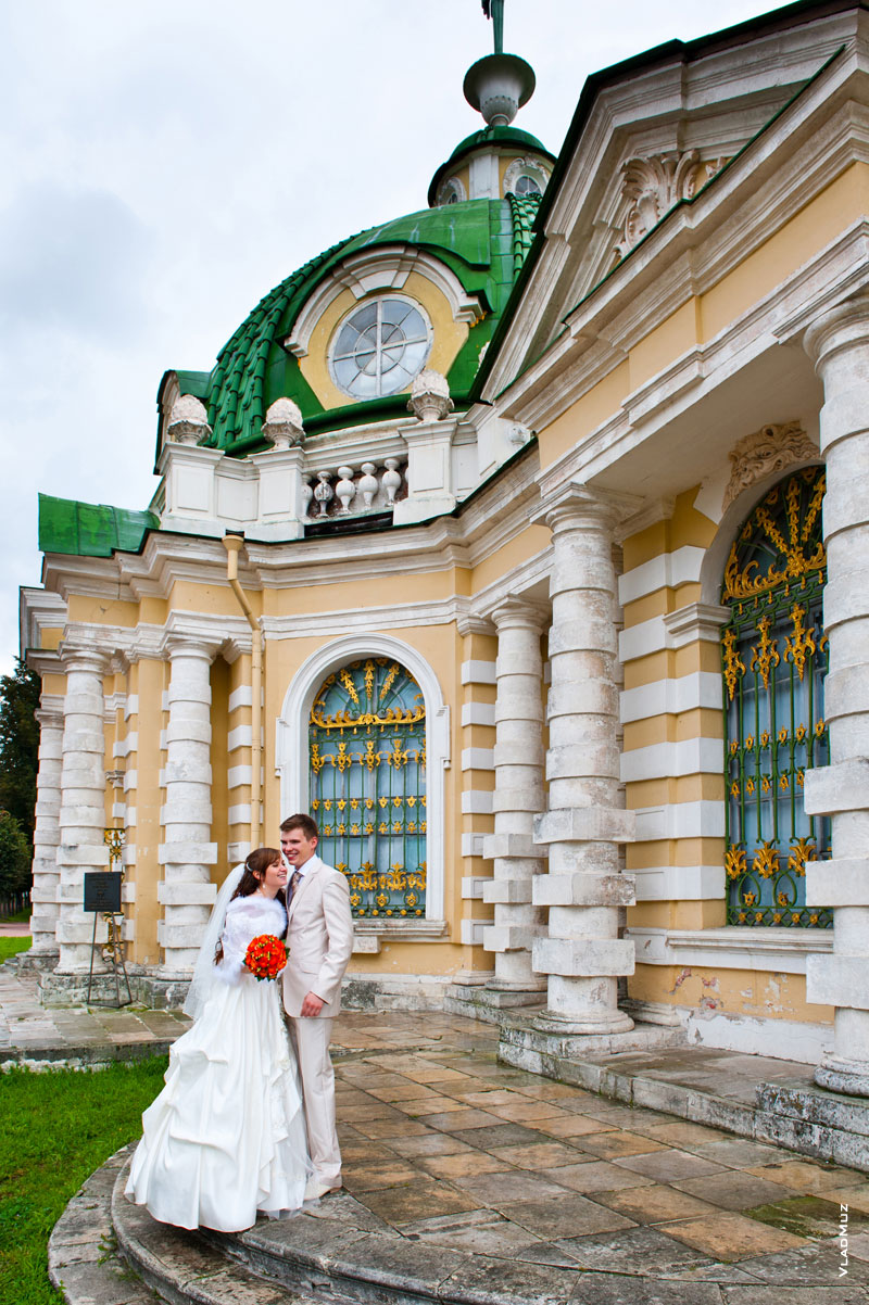 Фото жениха и невесты у Грота усадьбы Кусково