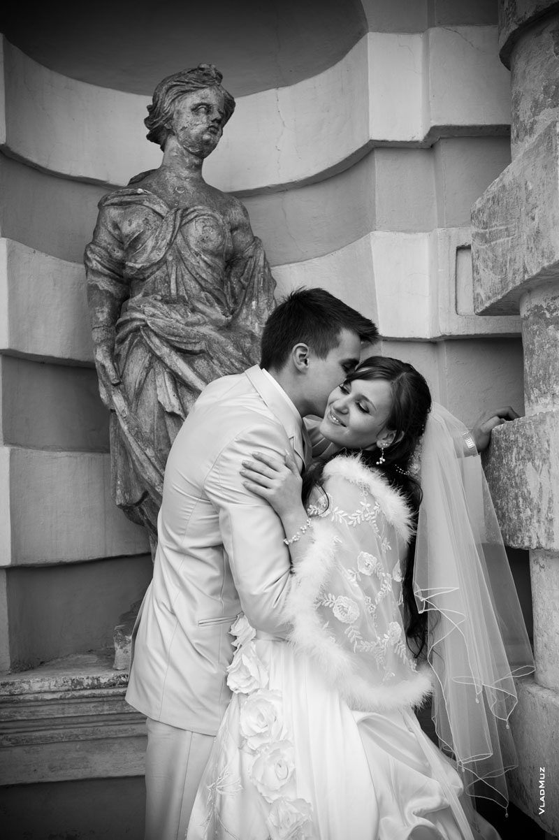 Черно-белая фотография жениха с невестой на фоне архитектурных композиций усадьбы Кусково