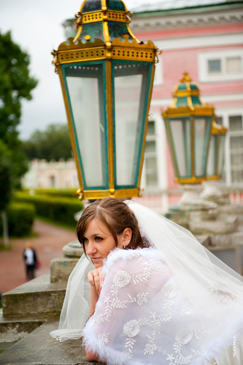 Фото невесты и дворцовых фонарей в усадьбе Кусково