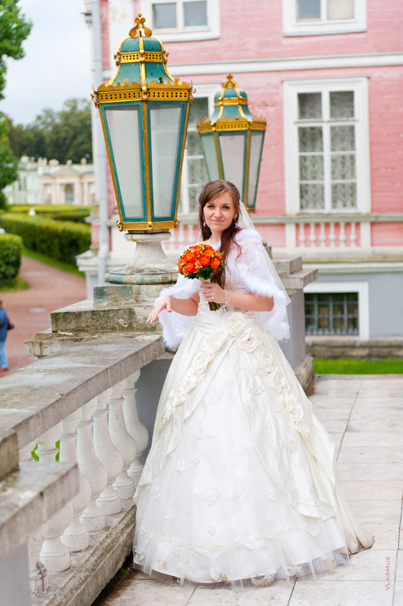 Фото невесты в полный рост с букетом во время свадебной прогулки в усадьбе Кусково в Москве