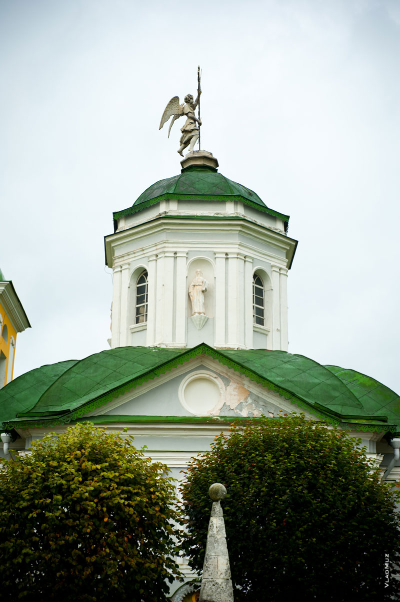 Фото ангела с крестом на куполе церкви, который возвышается над усадьбой Кусково