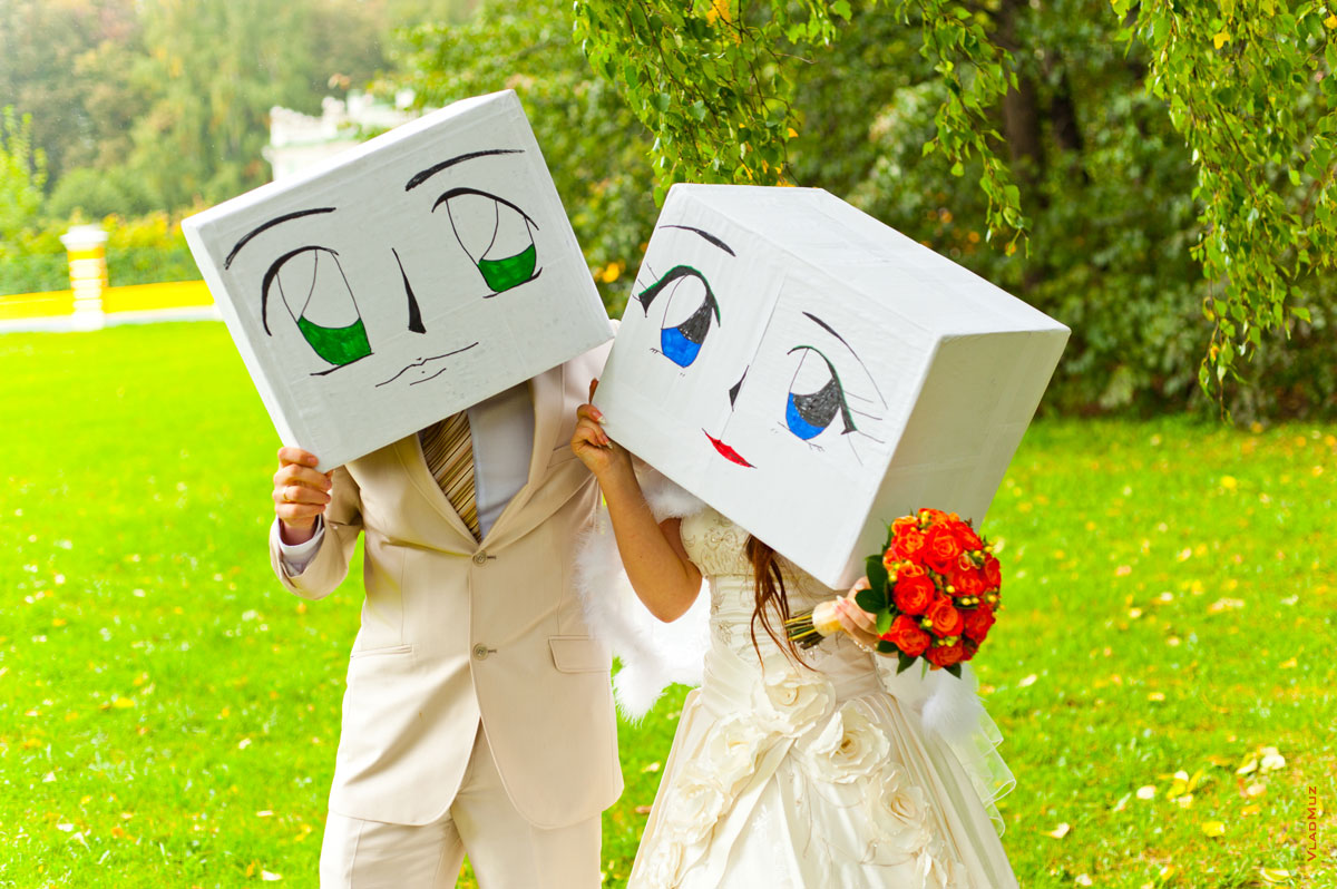 Фото жениха и невесты с коробками на головах на зеленой лужайке в усадьбе Кусково