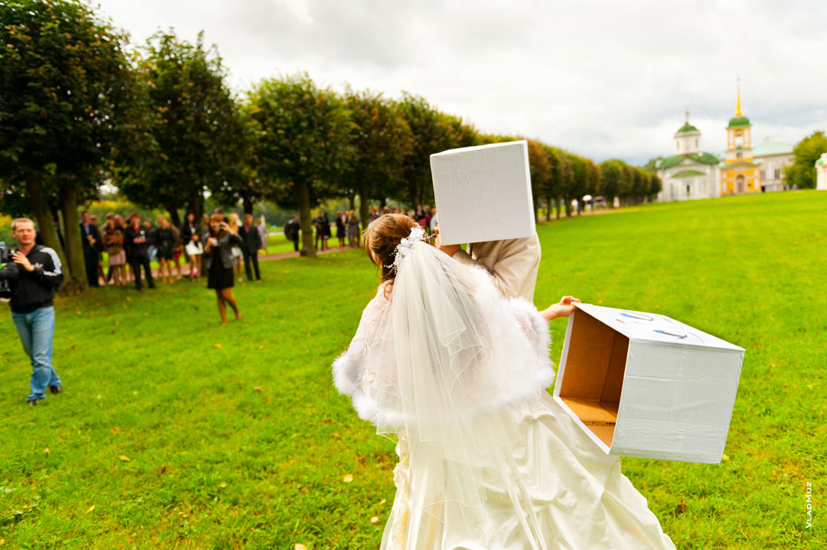 Невеста и жених снимают с голов коробки