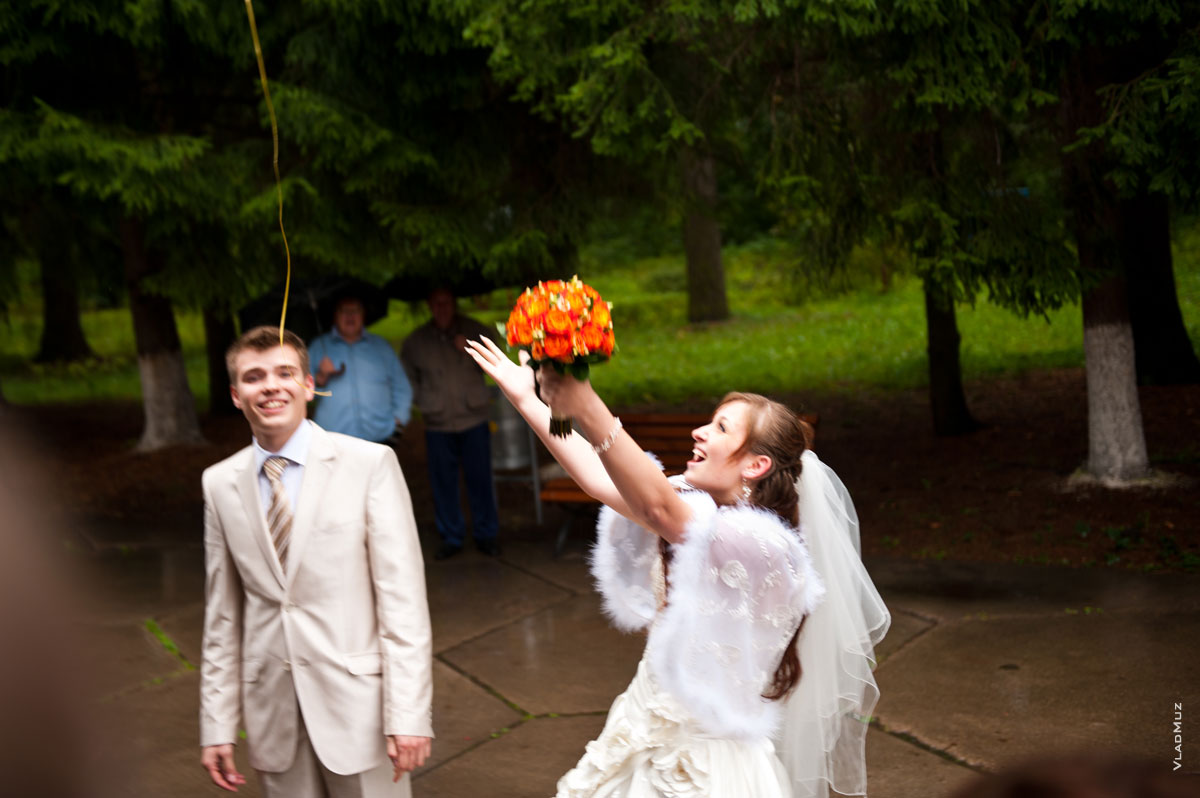 Жених и невеста в начале свадебного вечера отпускают в небо воздушные шары