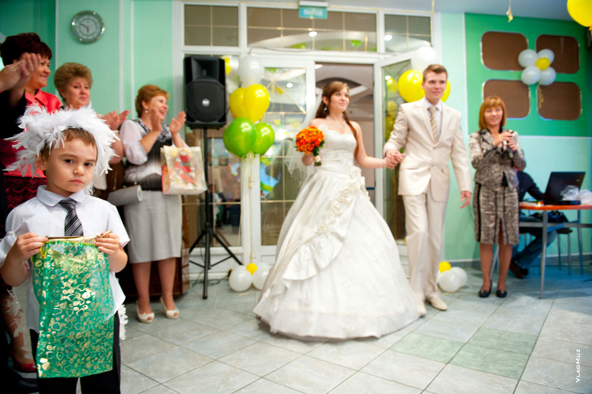 Фото жениха с невестой во время встречи в ресторане с гостями