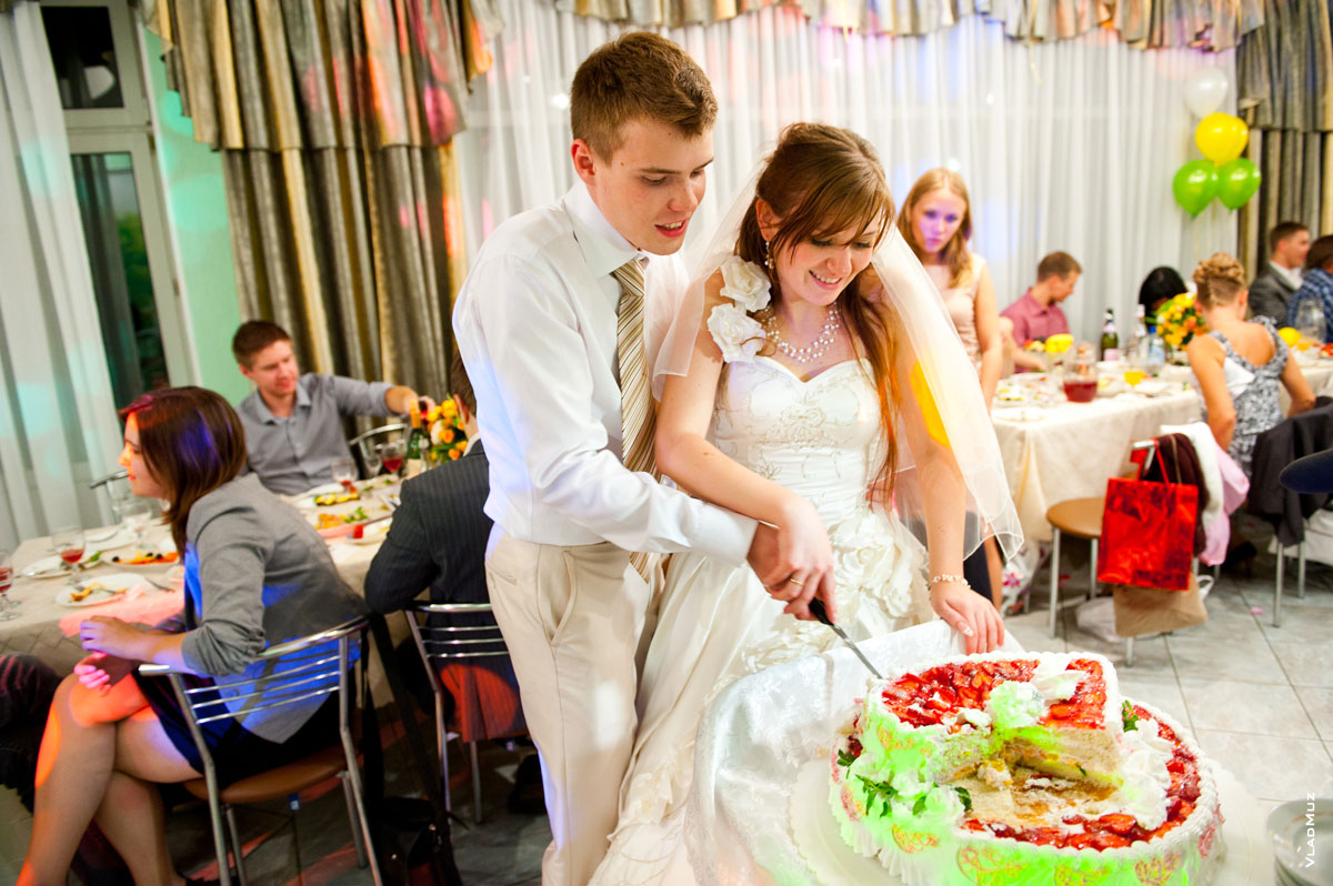 Фото жениха и невесты на раздаче сладкого