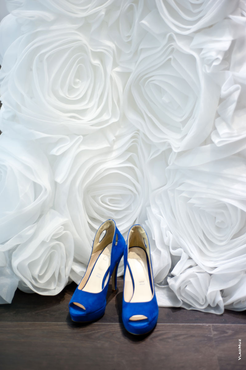 Фото цветочных бутонов на свадебном платье и туфлей невесты