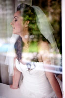 Фото невесты, выглядывающей в окно, сквозь стекло
