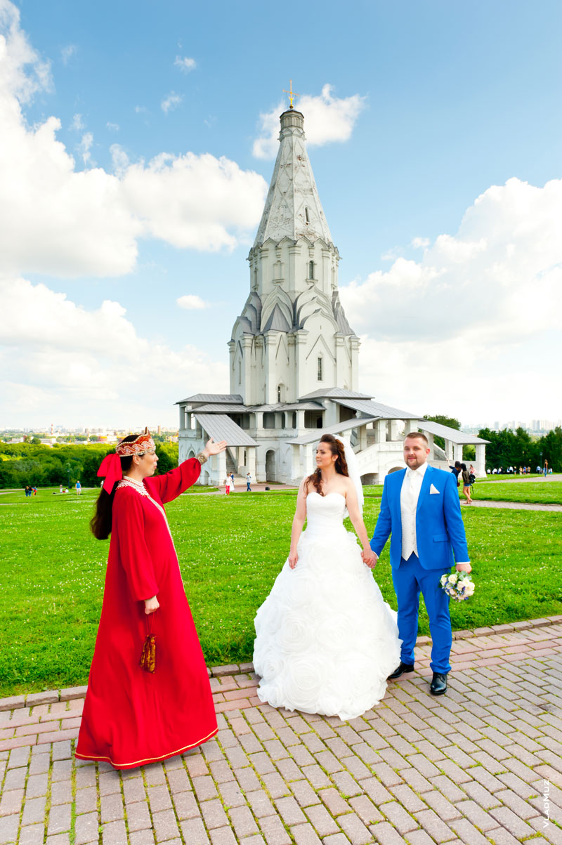 Фото боярыни и свадебной пары в Коломенском во время экскурсии