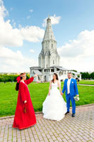 Боярыня проводит свадебную экскурсию в Коломенском