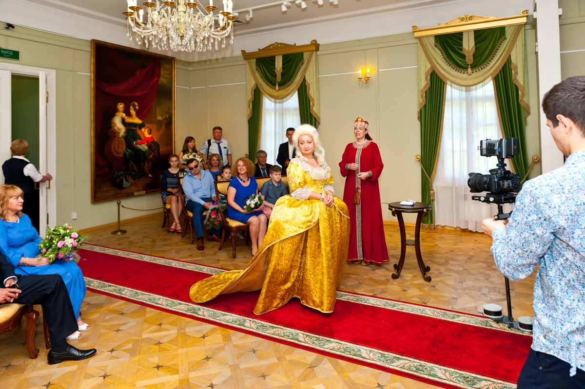 Фото входящей в Дворцовый павильон 1825 года Императрицы и Самодержицы Всероссийской Екатерины Великой