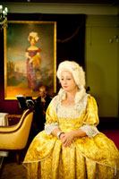 Фото Императрицы Екатерины Великой на фоне картины супруги Александра I Елизаветы Алексеевны