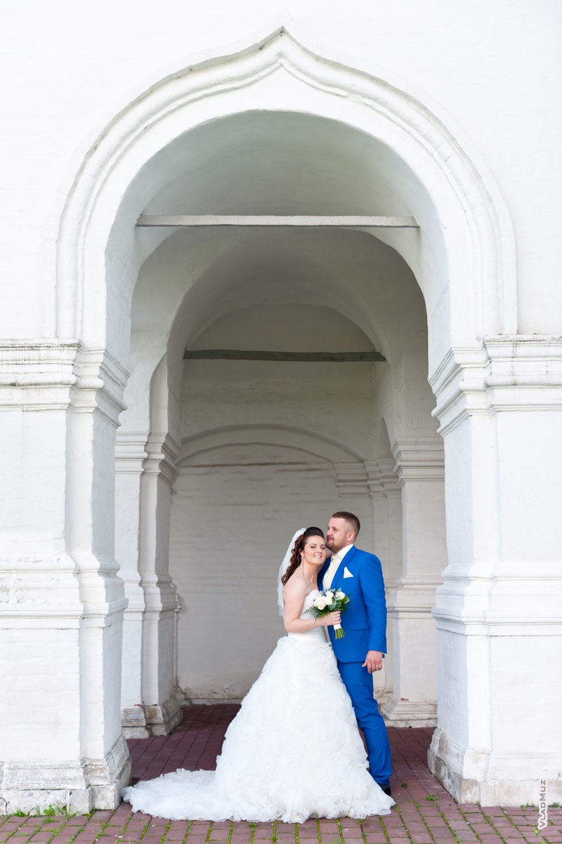 Свадебная фотография жениха и невесты в арке храма Вознесения Господня в Коломенском