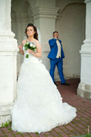 Свадебный фотоштамп: невеста с букетом в фокусе, жених разговаривает по телефону в расфокусе