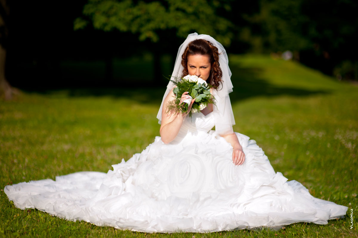 Фото невесты с букетом на лужайке Коломенского: серьезный взгляд
