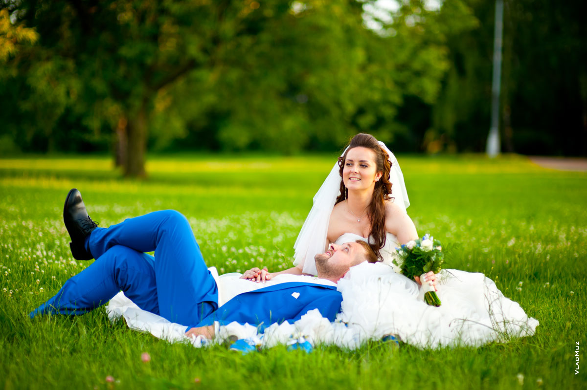 Летнее свадебное фото на лужайке в усадьбе Коломенское