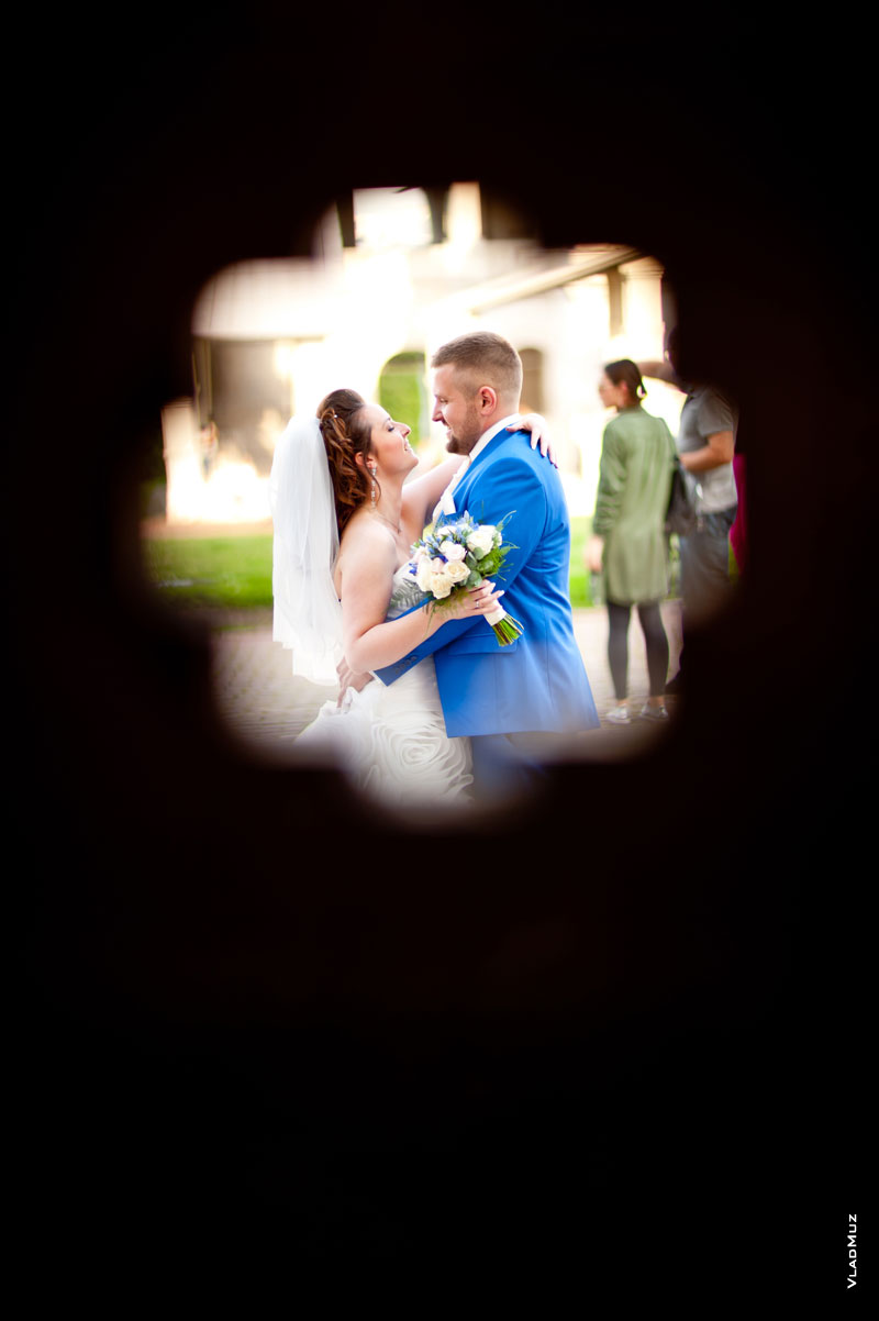 Свадебное фото новобрачных в проеме Передних ворот усадьбы Коломенское