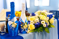 Свадебные быки в синей материи и цветы на столе жениха и невесты в ресторане