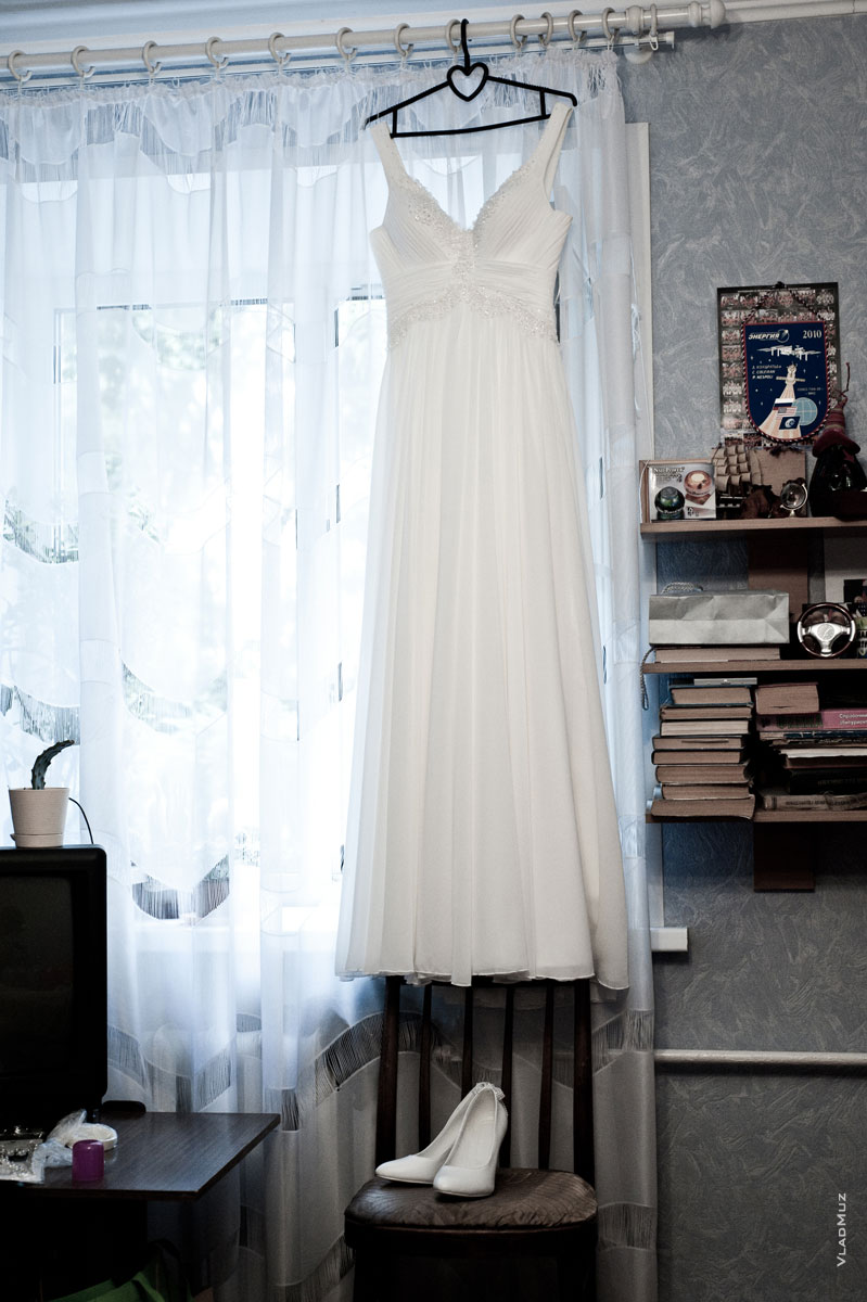 Фото свадебного платья и туфлей в ожидании невесты