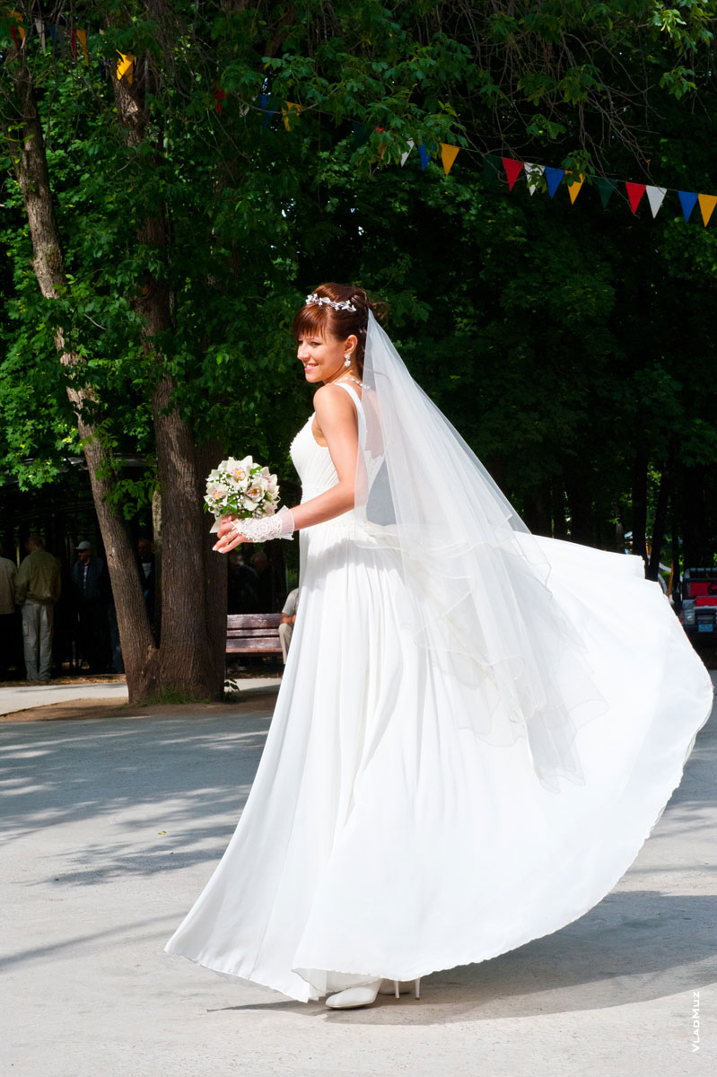 Фото невесты в парке Мытищ