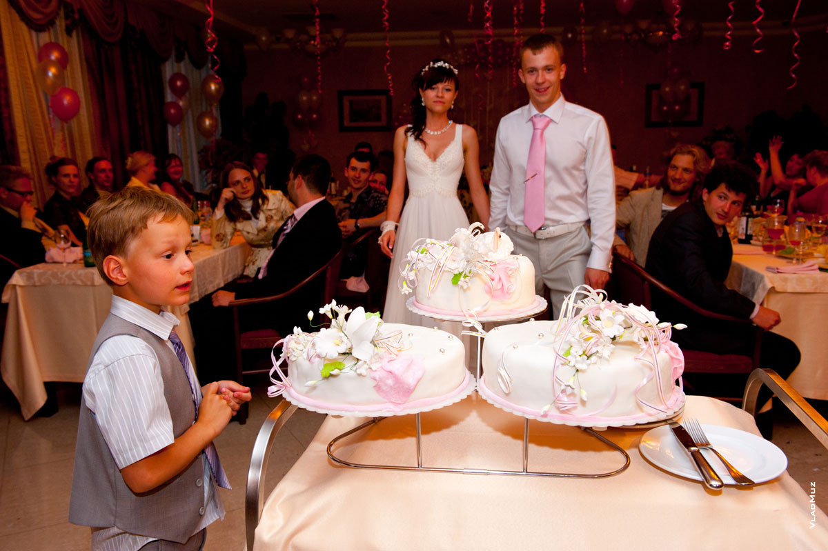 Фото 124 - свадебный торт и жених с невестой