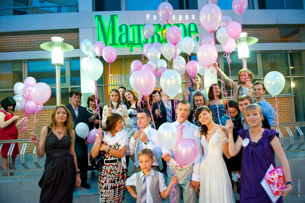 Групповое свадебное фото с воздушными шариками перед рестораном «Маджоре» в Мытищах