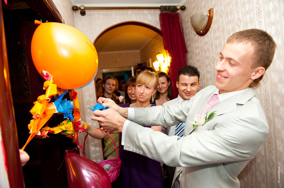 Фото выкупа невесты: жениху нужно было лопать воздушные шары