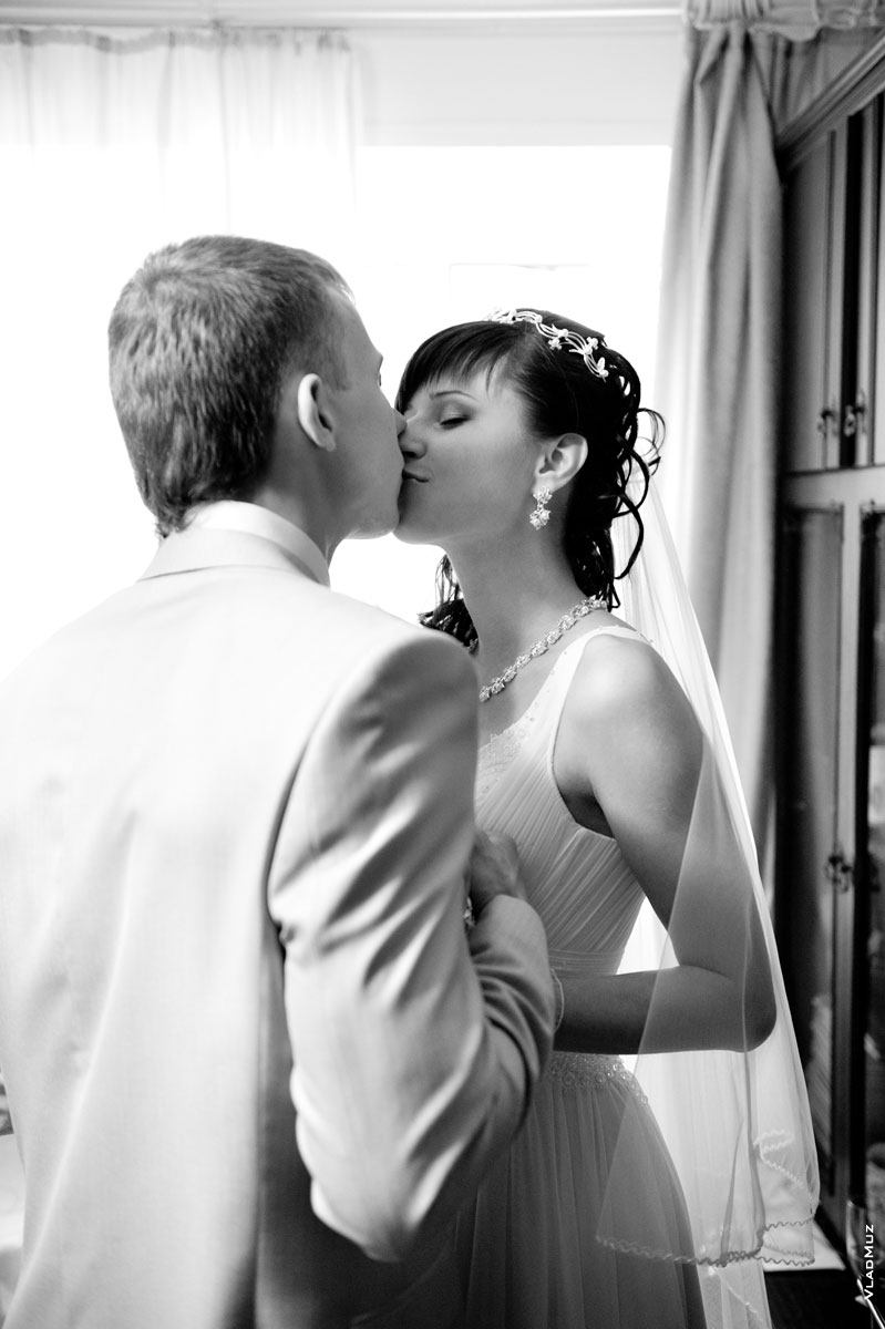 Фото первого свадебного поцелуя