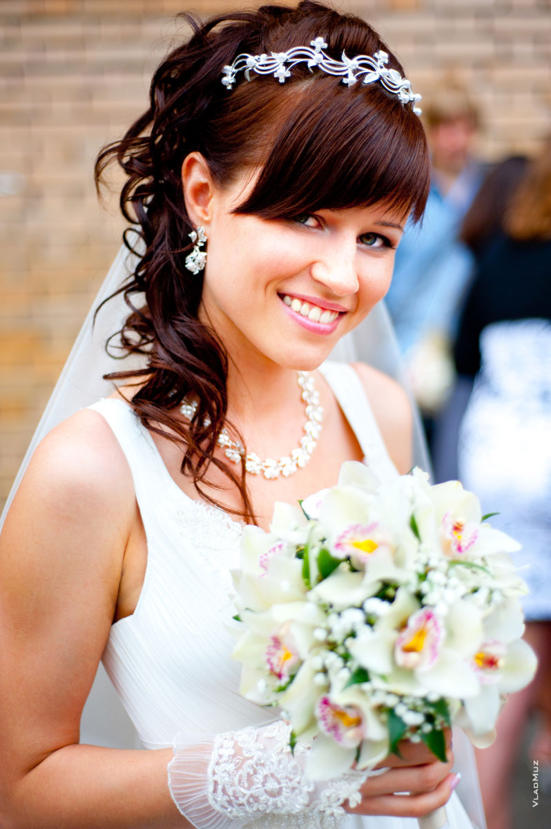 Фотопортрет невесты с улыбкой и с букетом